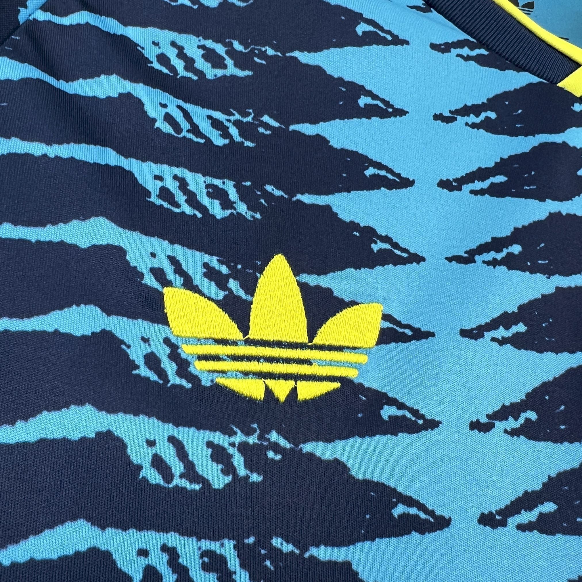 Leazofoot COLOMBIE 2026 away jersey with blue and navy abstract pattern and yellow Adidas logo.