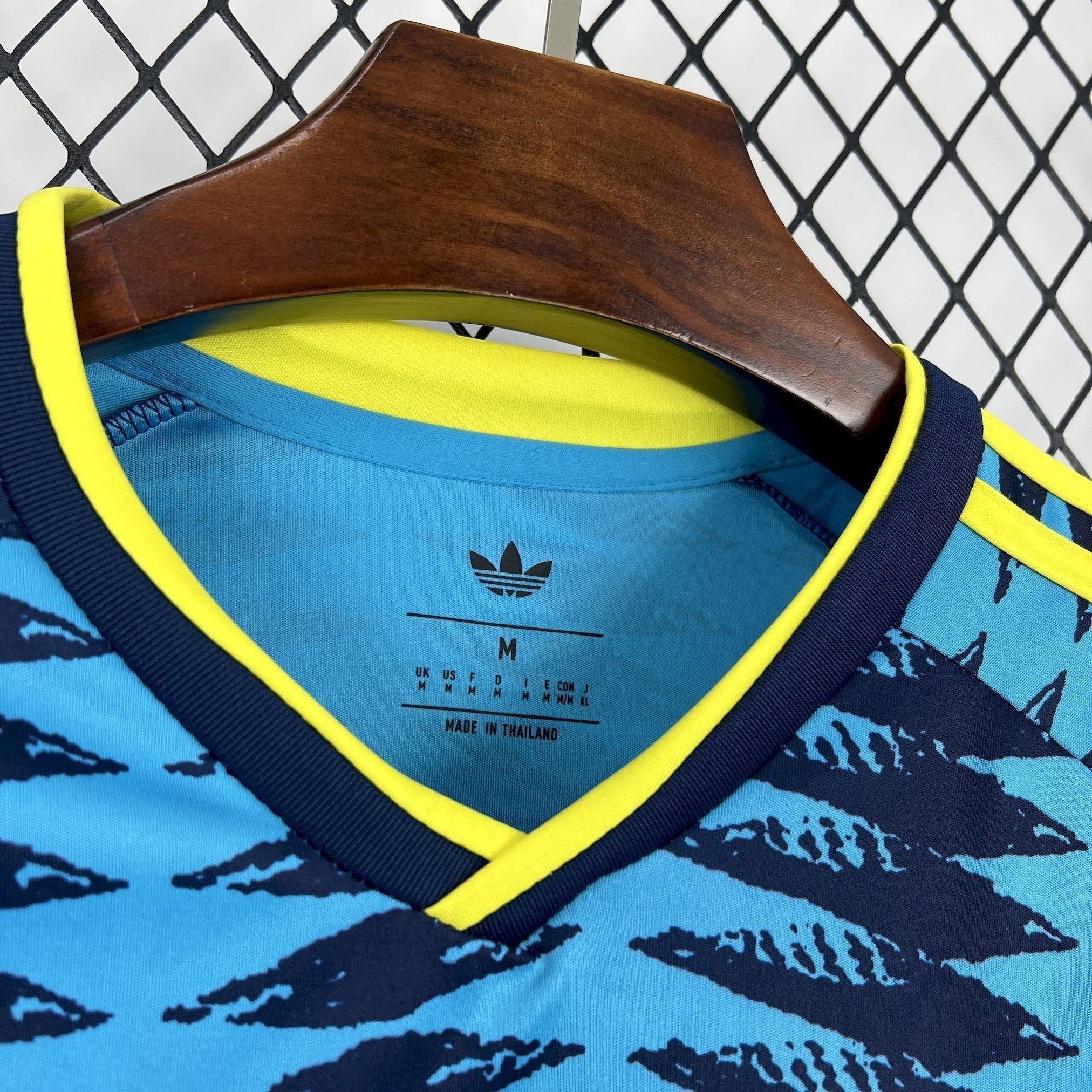 Leazofoot COLOMBIE 2026 away jersey in blue with navy and yellow trim. Features a V-neck and abstract pattern.