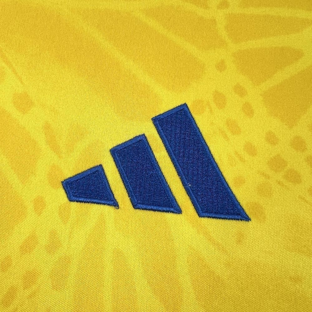 Leazofoot COLOMBIE - MAILLOT DOMICILE 2026 home jersey with blue Adidas logo on yellow fabric.