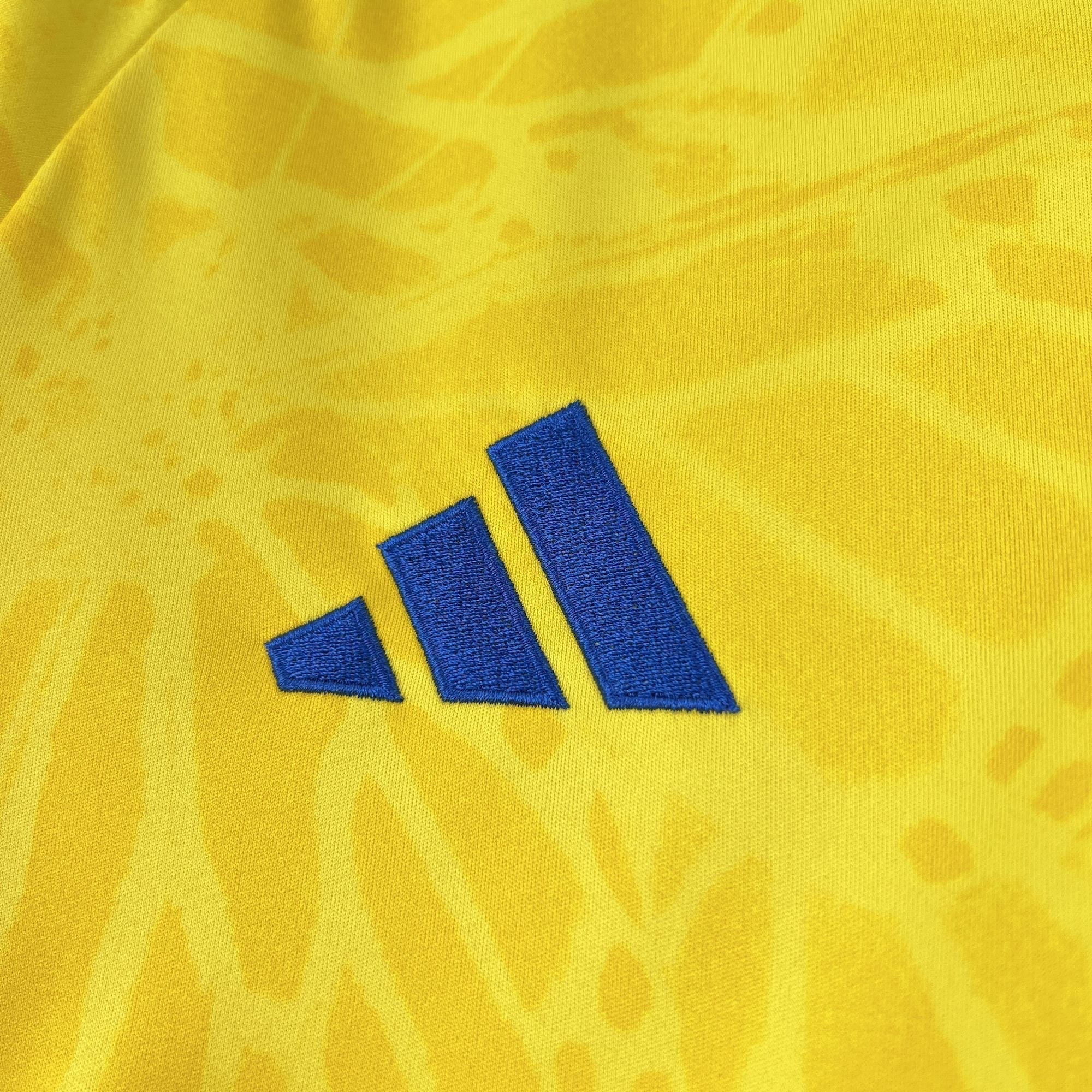 Leazofoot COLOMBIE home long sleeve jersey 2026, yellow with blue Adidas logo and abstract pattern.