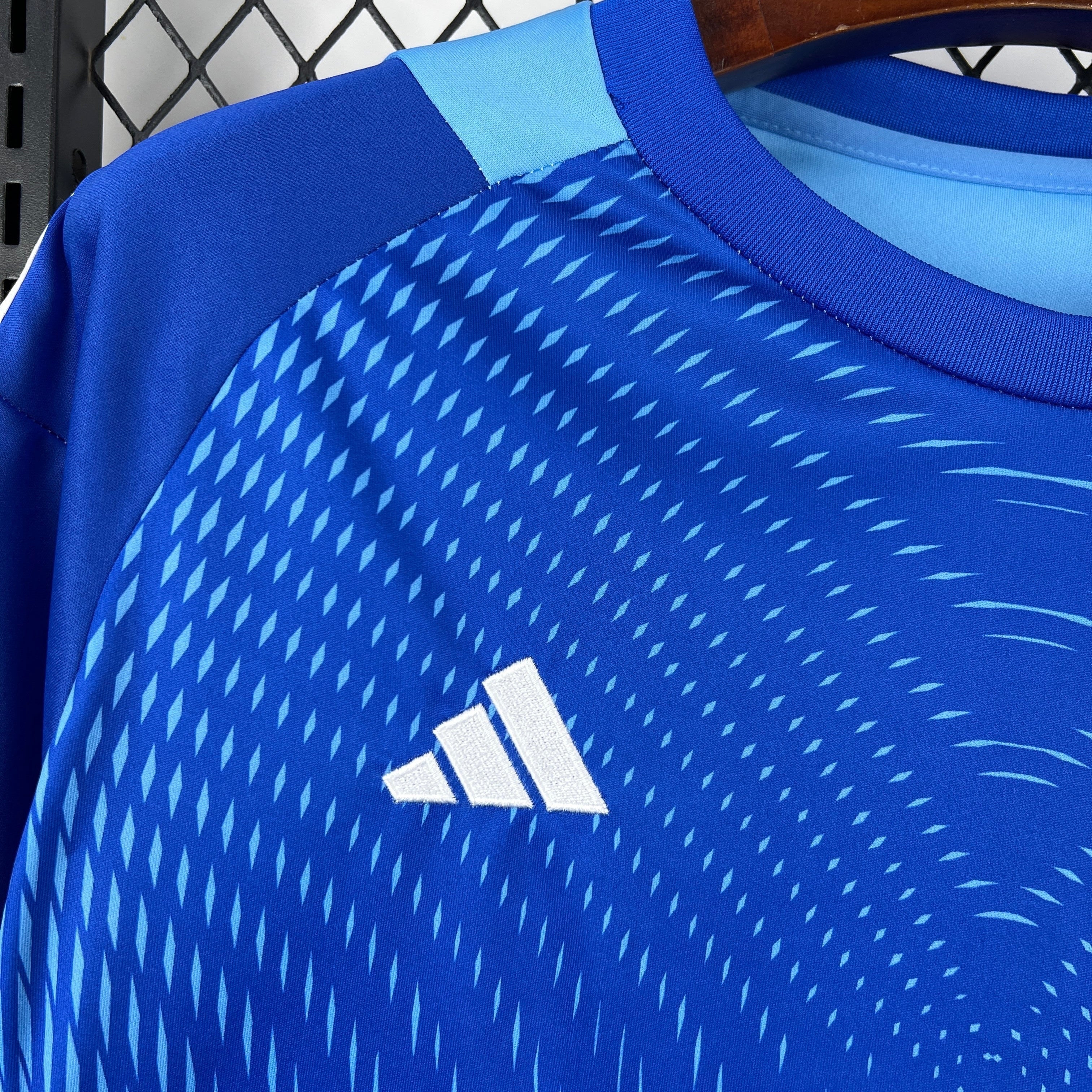 Leazofoot COLOMBIE - MAILLOT AVANT MATCH 2026 blue soccer jersey with white Adidas logo and geometric pattern.