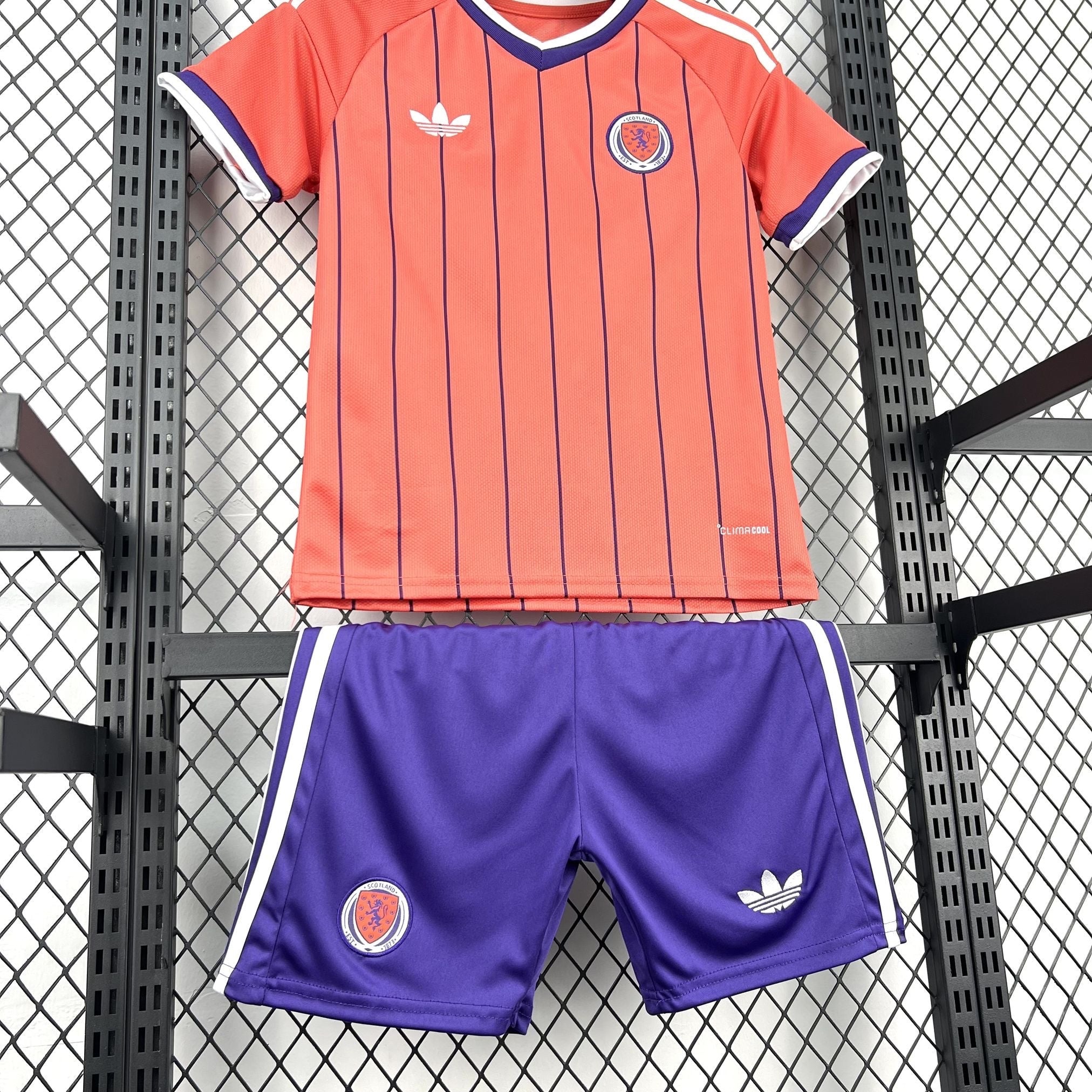 Leazofoot ÉCOSSE children's soccer kit: orange striped jersey with purple trim and shorts. Features Adidas logo.
