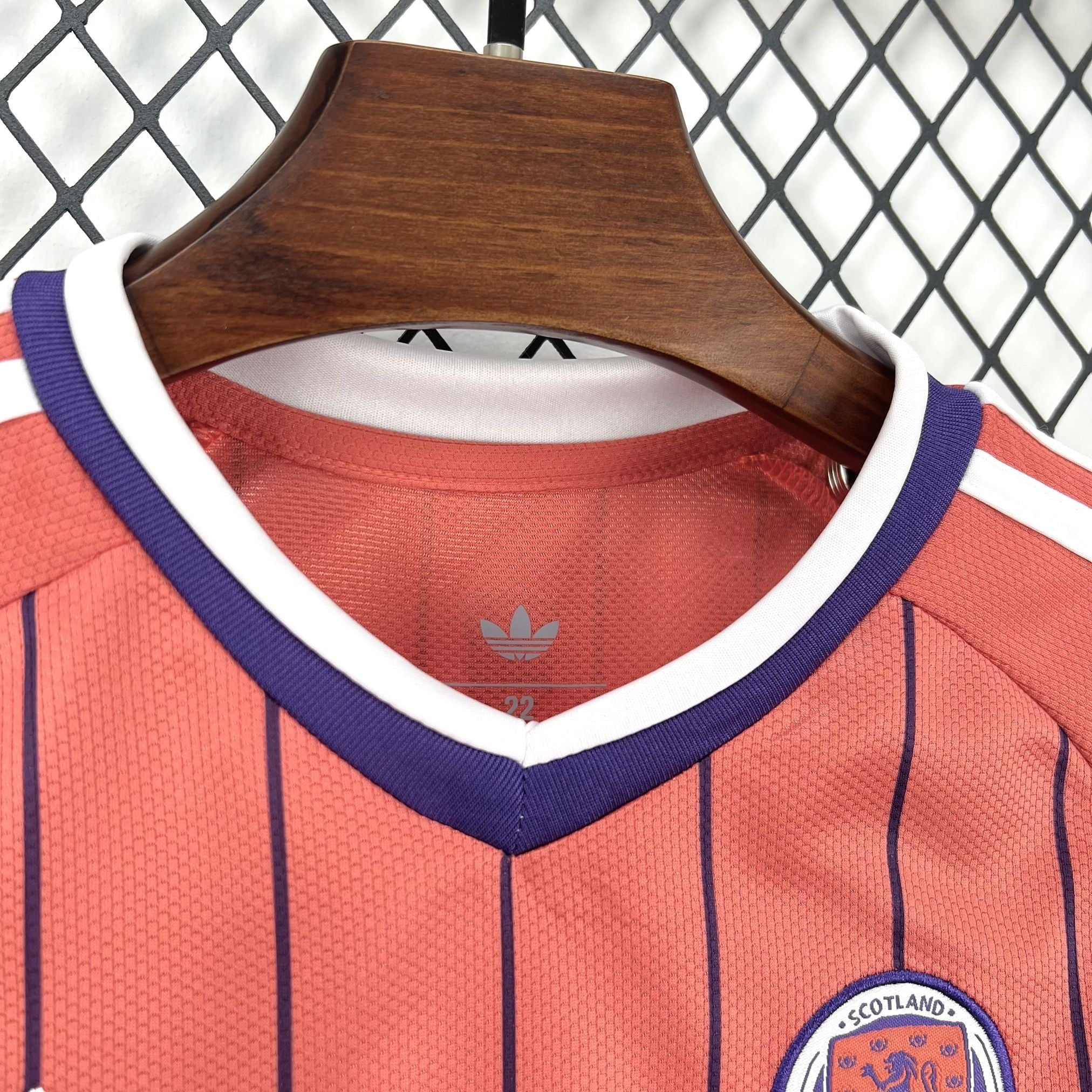 Leazofoot ÉCOSSE kids' football jersey in coral with purple and white trim. Features vertical stripes and a Scotland crest.