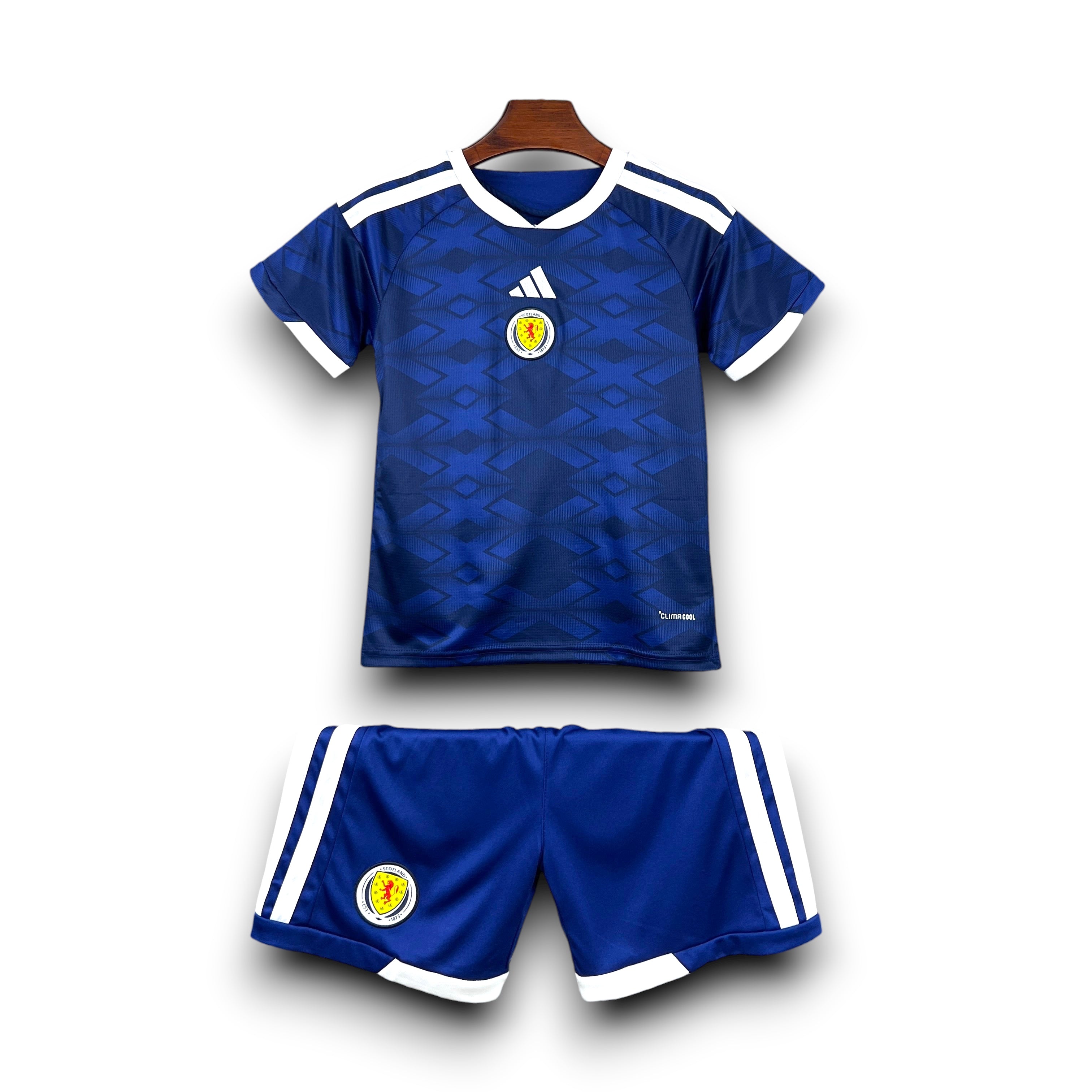 Leazofoot ÉCOSSE children's home football kit. Dark blue jersey and shorts with white trim and Scotland crest.