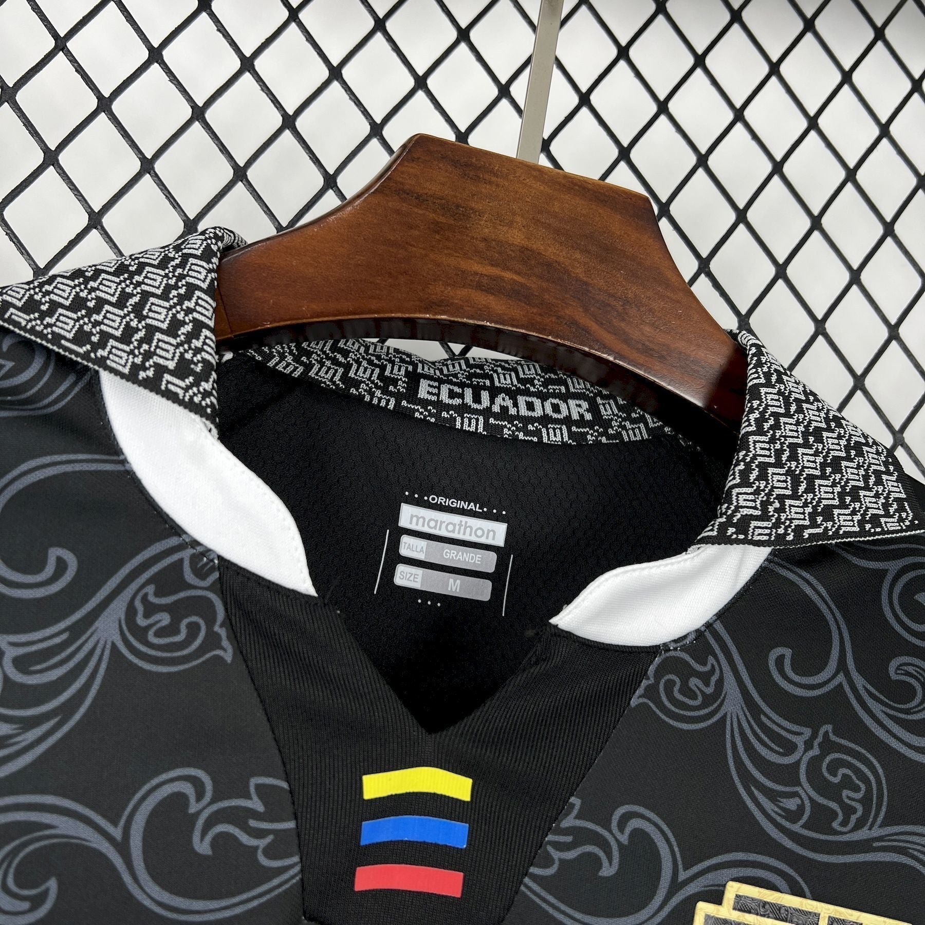Leazofoot ÉQUATEUR - MAILLOT GARDIEN 2026 black goalkeeper jersey with white collar and grey ornate pattern. Features Ecuador flag detail.