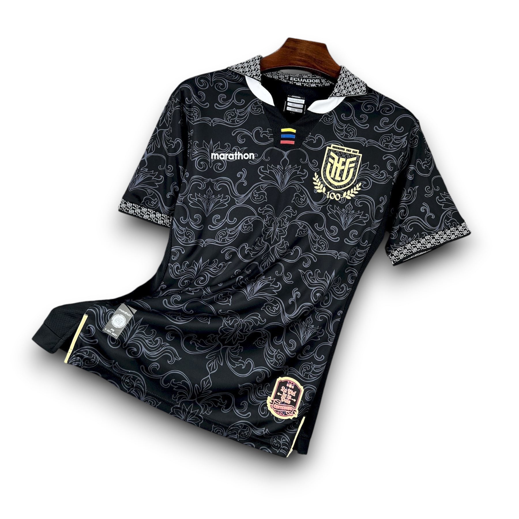 Leazofoot ÉQUATEUR - MAILLOT GARDIEN 2026 black goalkeeper jersey with ornate grey pattern, gold crest, and Marathon logo.