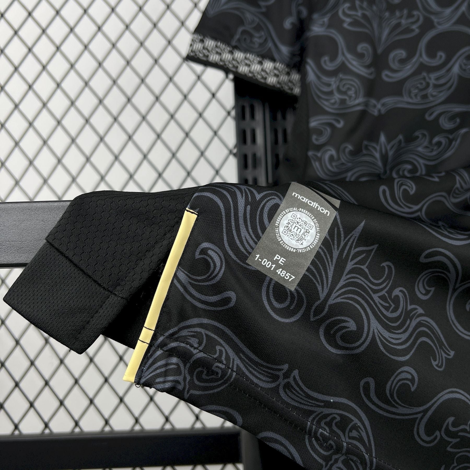 Leazofoot ÉQUATEUR - MAILLOT GARDIEN 2026 black goalkeeper jersey with grey ornate pattern and Marathon branding.