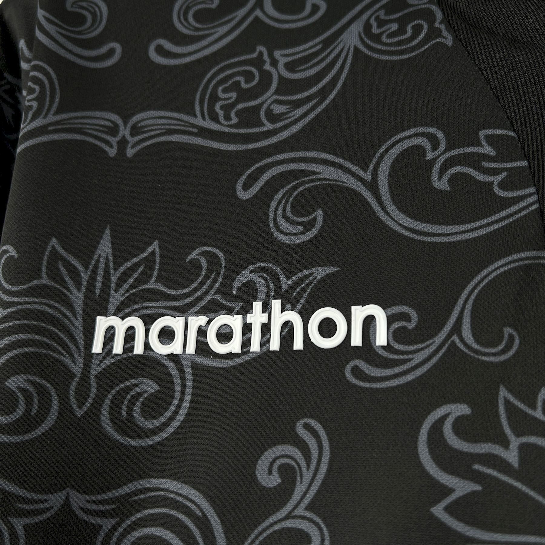 Leazofoot ÉQUATEUR - MAILLOT GARDIEN 2026 black goalkeeper jersey with grey ornate pattern and white Marathon logo.