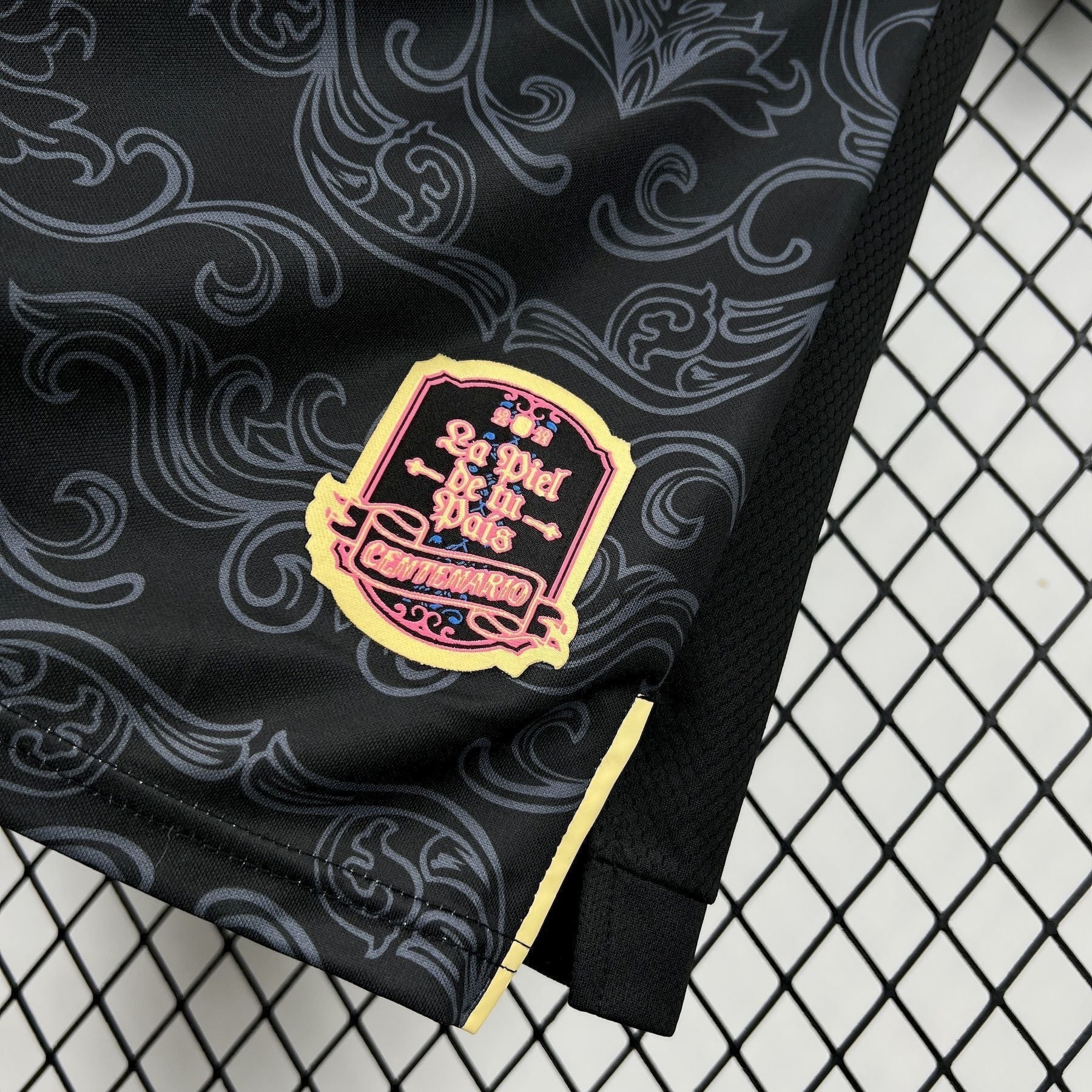 Leazofoot ÉQUATEUR - MAILLOT GARDIEN 2026 black goalkeeper jersey with ornate grey pattern and embroidered centennial patch.