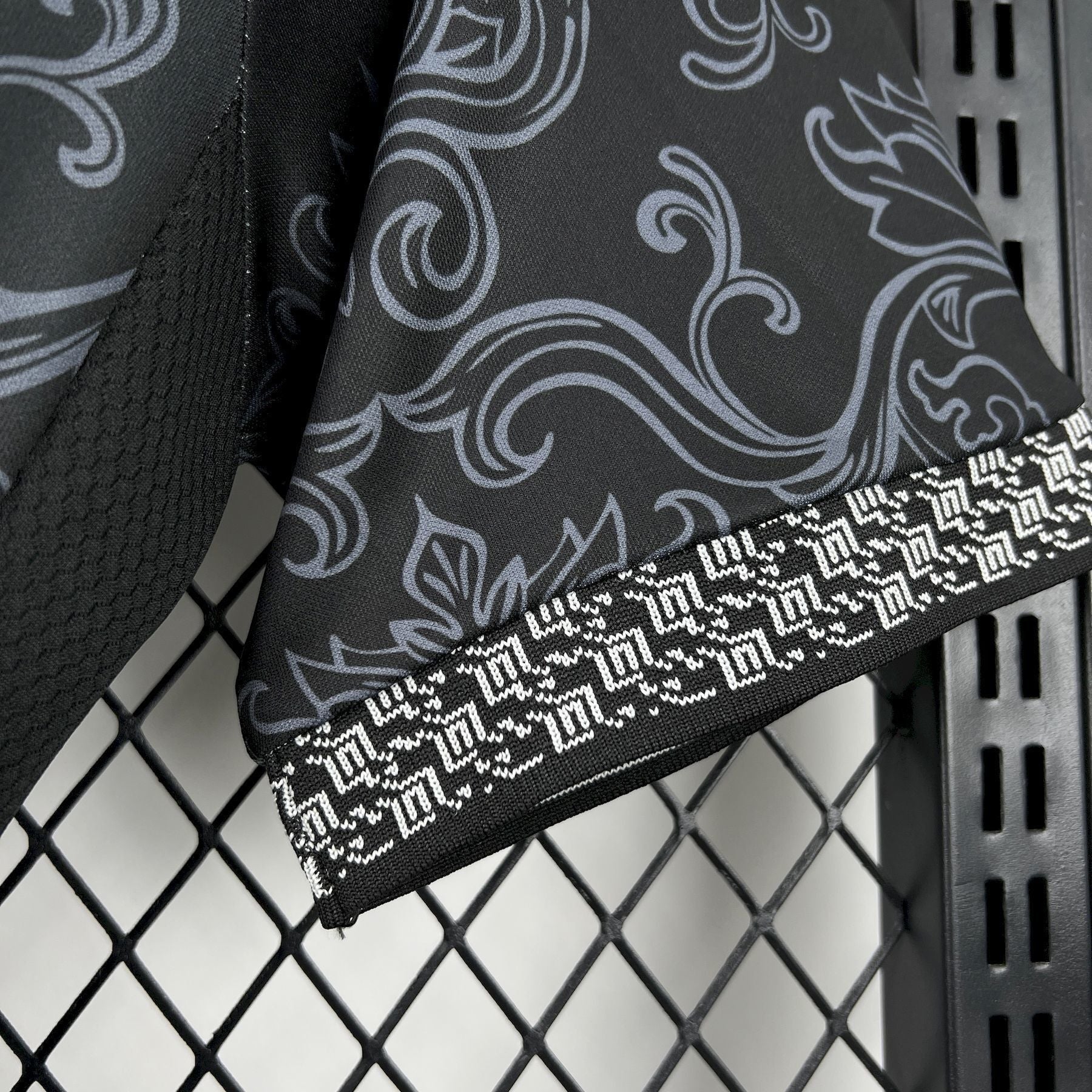 Leazofoot ÉQUATEUR MAILLOT GARDIEN 2026 goalkeeper jersey with black and grey ornate pattern and white trim.