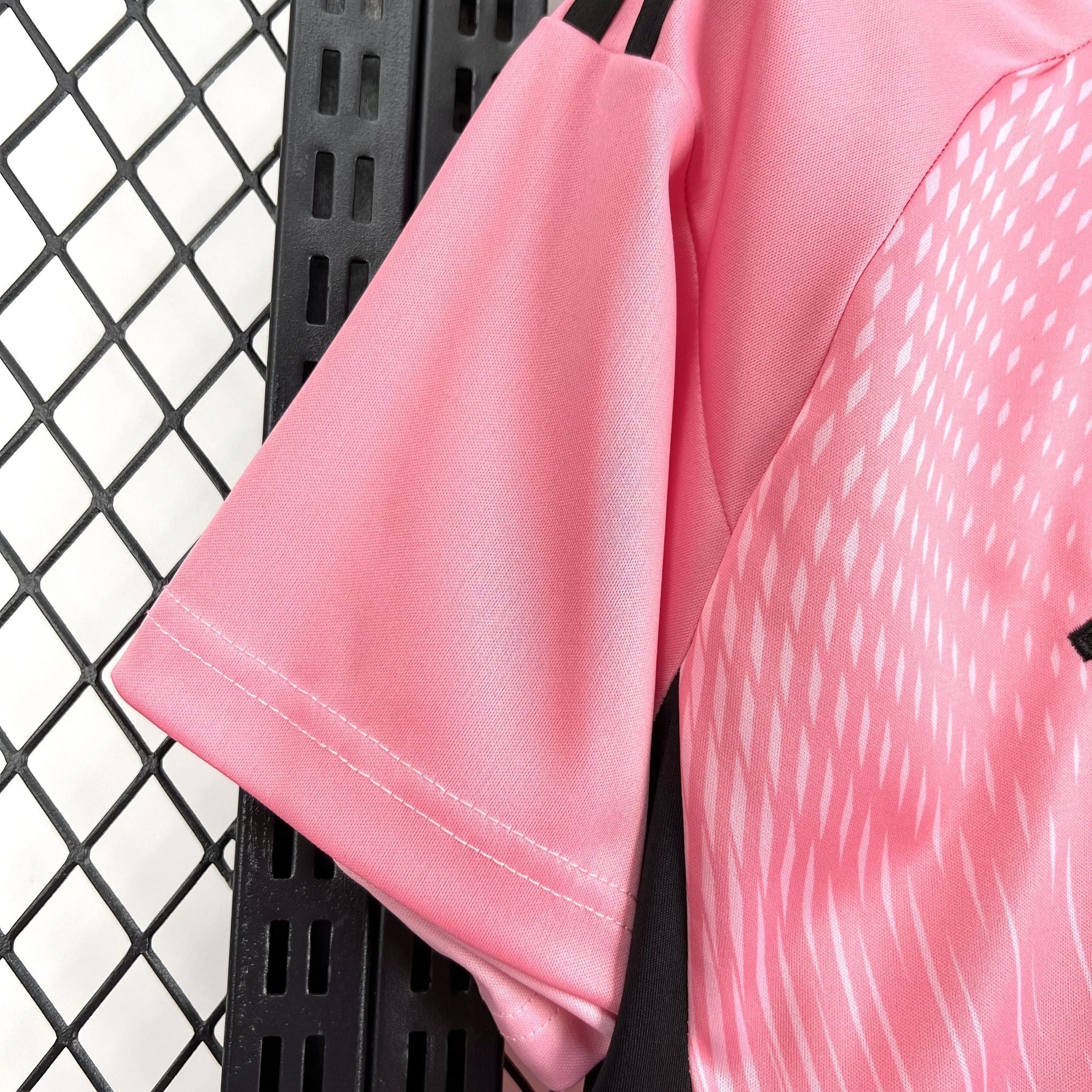 Leazofoot ESPAGNE 2026 goalkeeper jersey in pink with white graphic pattern and black accents.