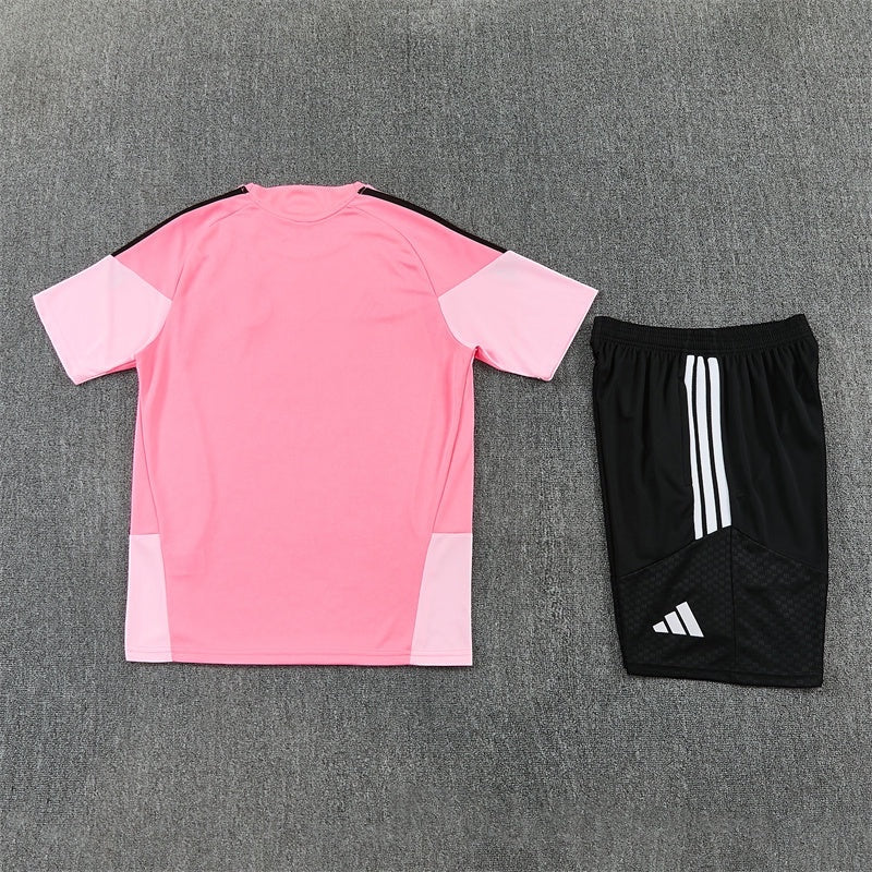 Leazofoot Inter Miami 26/27 training kit featuring a pink jersey with black accents and matching black shorts.