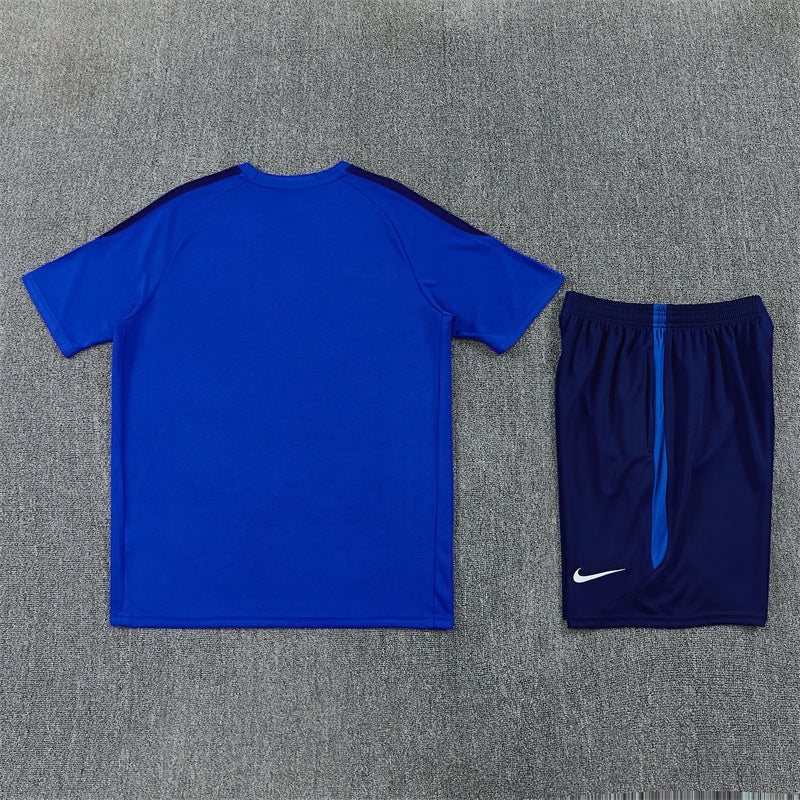 Leazofoot Inter Milan 26/27 training kit featuring a blue short-sleeve shirt and navy blue shorts with side stripes.