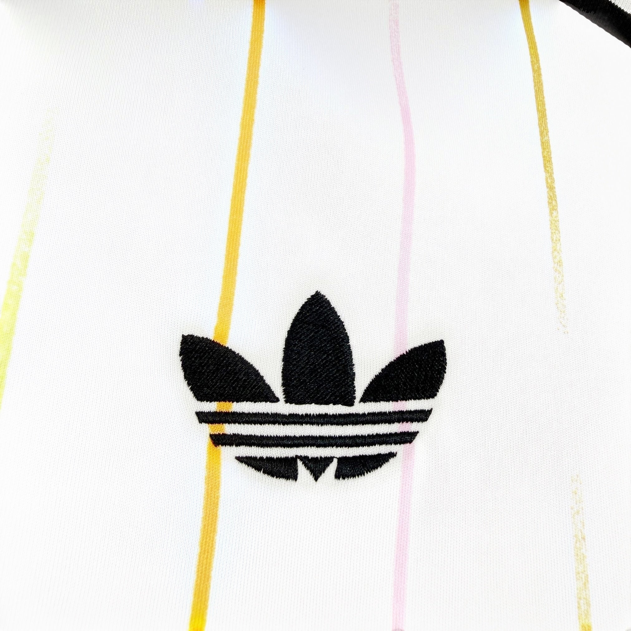 Leazofoot JAPON MAILLOT EXTÉRIEUR MANCHES LONGUES 2026 white jersey with black Adidas logo and pastel vertical stripes.