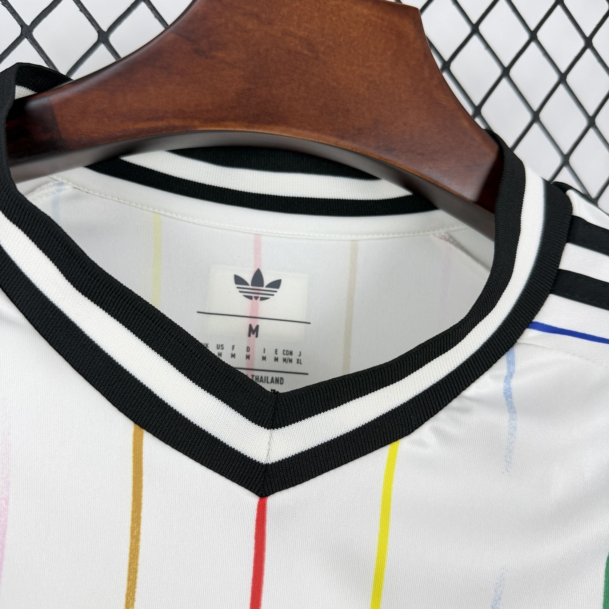Leazofoot JAPON - MAILLOT EXTÉRIEUR MANCHES LONGUES 2026 white long sleeve soccer jersey with colorful vertical stripes and black trim.