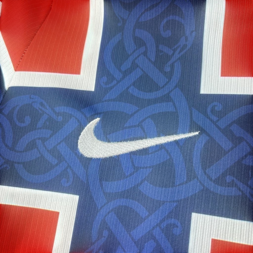 Leazofoot NORVÈGE 2026 home jersey with white Nike logo and blue knot pattern on red and white cross