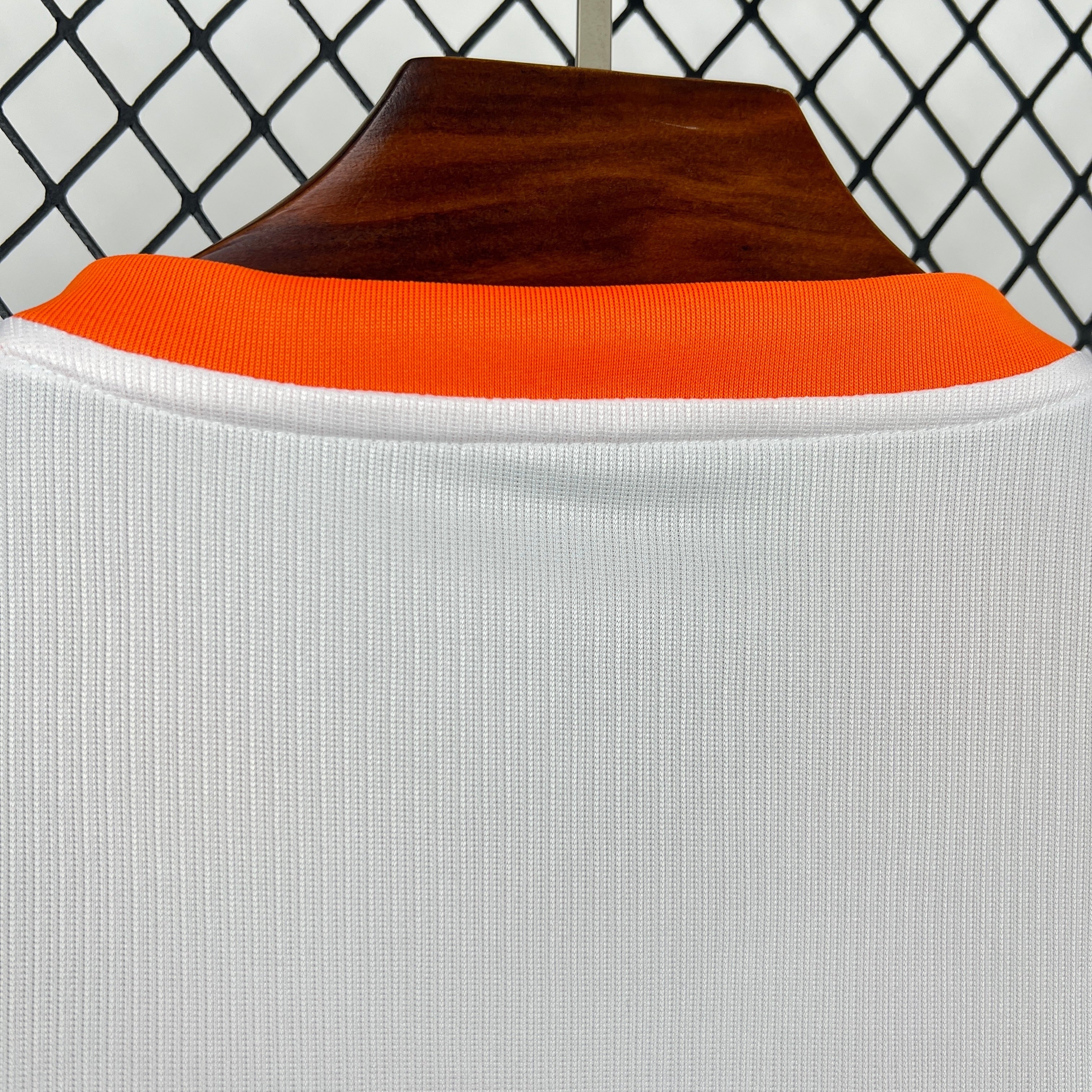 Leazofoot white jersey with orange collar detail, part of the PAYS BAS - MAILLOT EXTÉRIEUR 2026 collection.