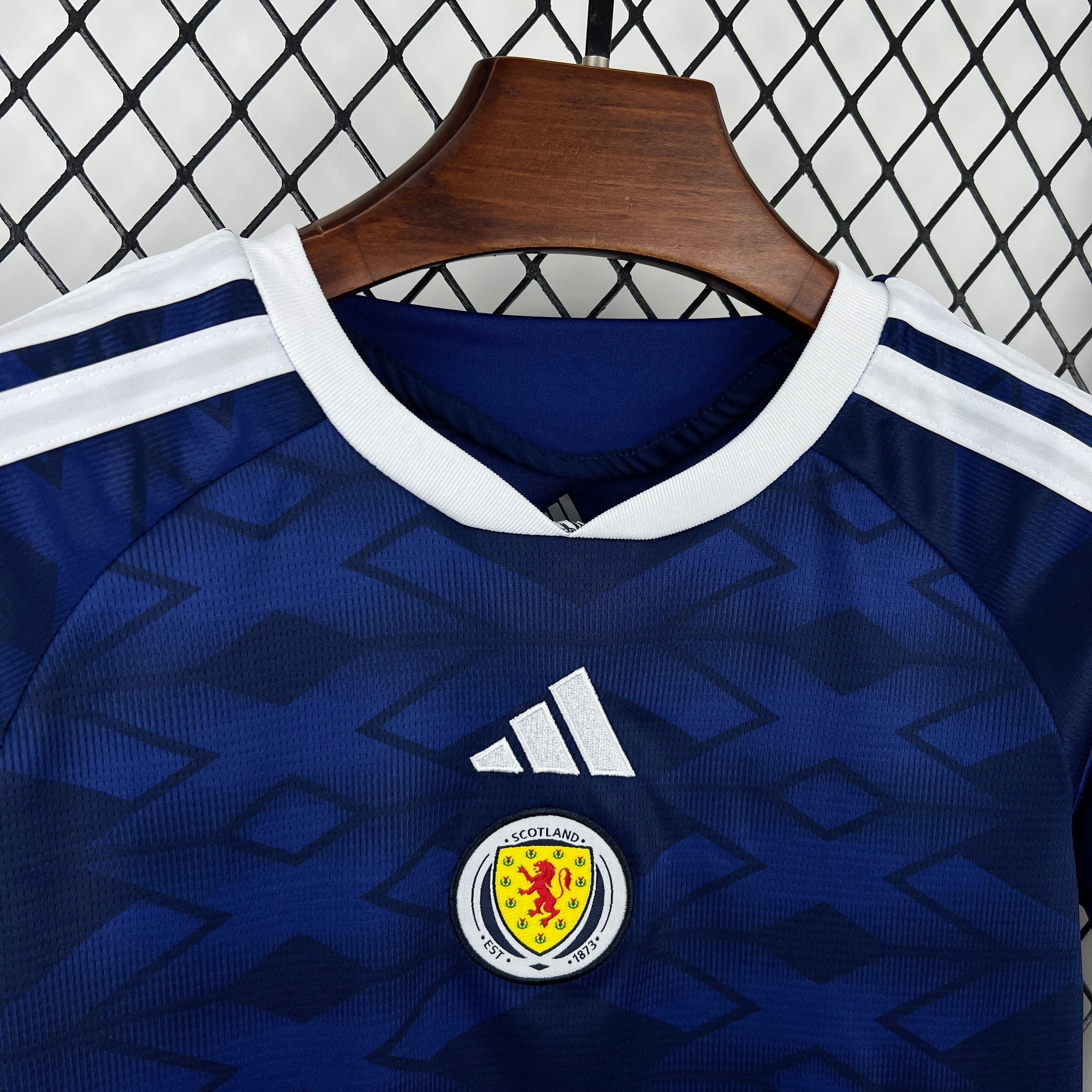 Leazofoot ÉCOSSE - ENSEMBLE ENFANT DOMICILE 2026 navy blue football jersey with white trim and Scotland crest.
