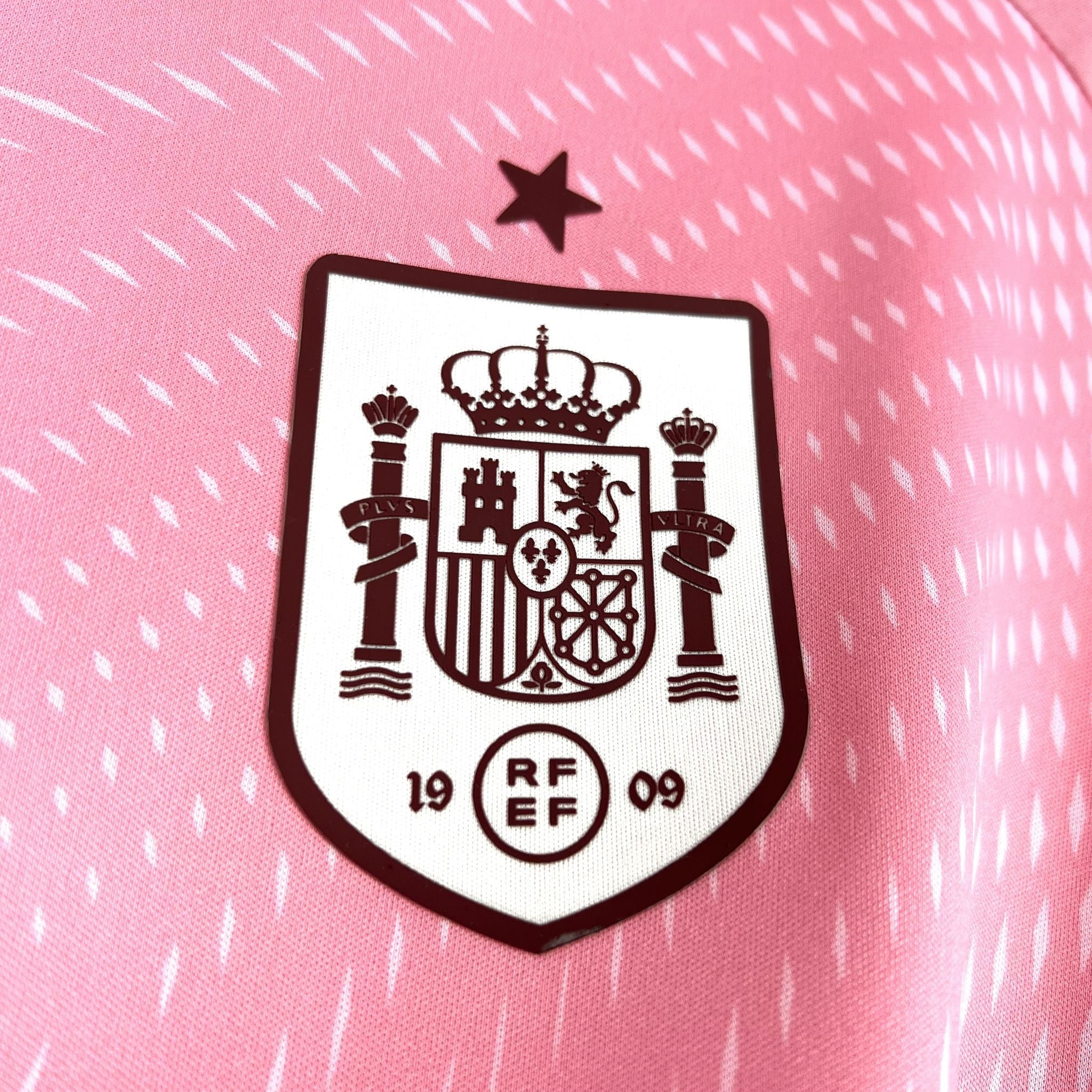 Leazofoot Spain goalkeeper jersey 2026, pink with white pattern and crest.