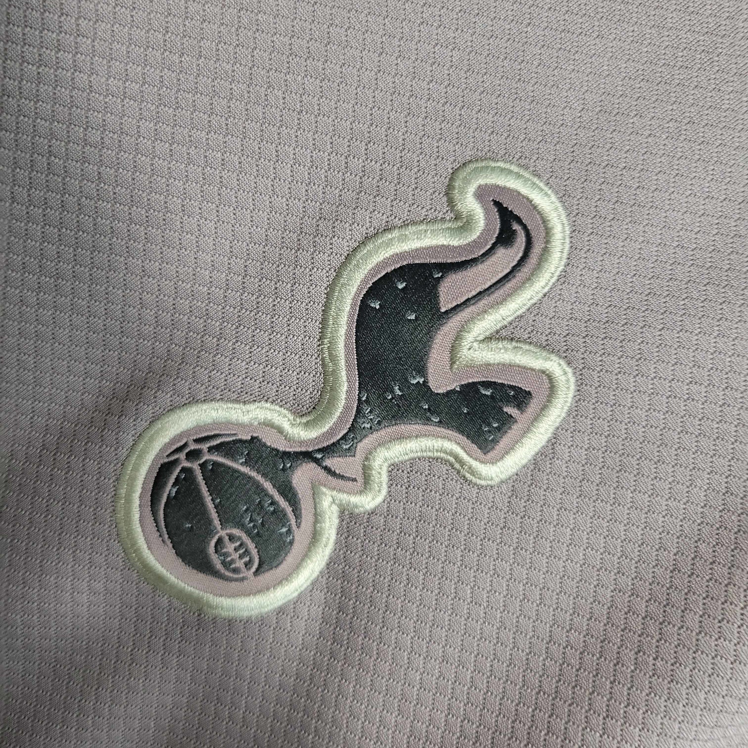 Leazofoot Tottenham 23/24 third jersey with embroidered crest detail in grey and pale pink.